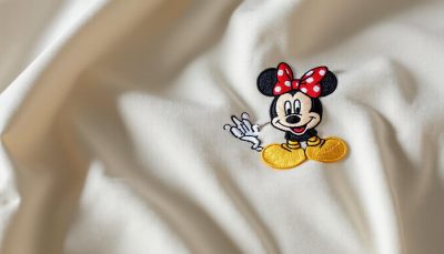 découvrez la collection unique uniqlo x disney avec des broderies exclusives intégrées dans le service re.uniqlo studio, alliant créativité et durabilité.