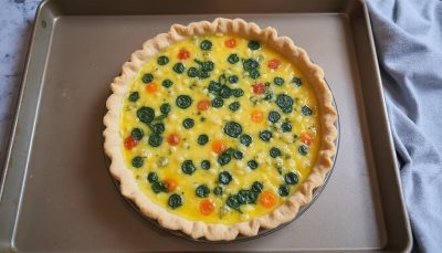 découvrez notre recette rapide et savoureuse de quiche sans pâte aux lardons et petits pois, parfaite pour un dîner prêt en seulement 15 minutes.