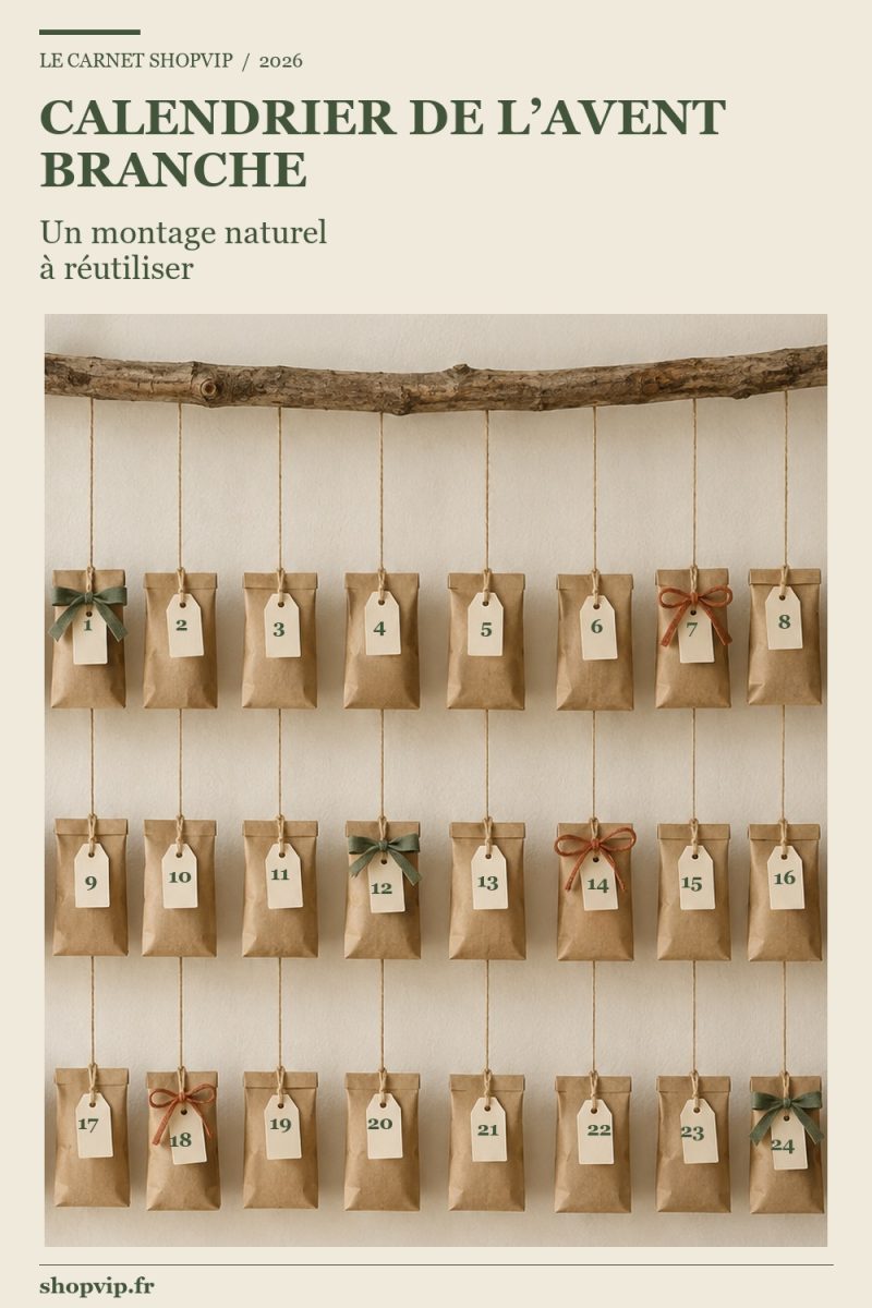 Vue de détail d’un calendrier de l’Avent sur branche : vingt-quatre petits paquets kraft numérotés, répartis en huit colonnes sur trois hauteurs, avec des accents sauge et terracotta.