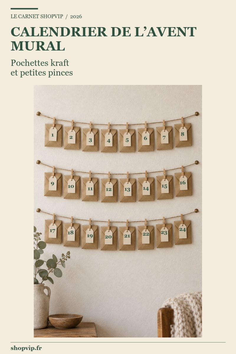 Calendrier mural sur fond crème avec trois ficelles horizontales portant chacune huit pochettes kraft maintenues par de petites pinces en bois.